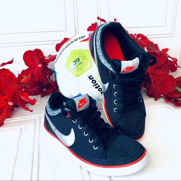 Nike Shoes - NIKE SHOES IN PEACH BLCK SILVER